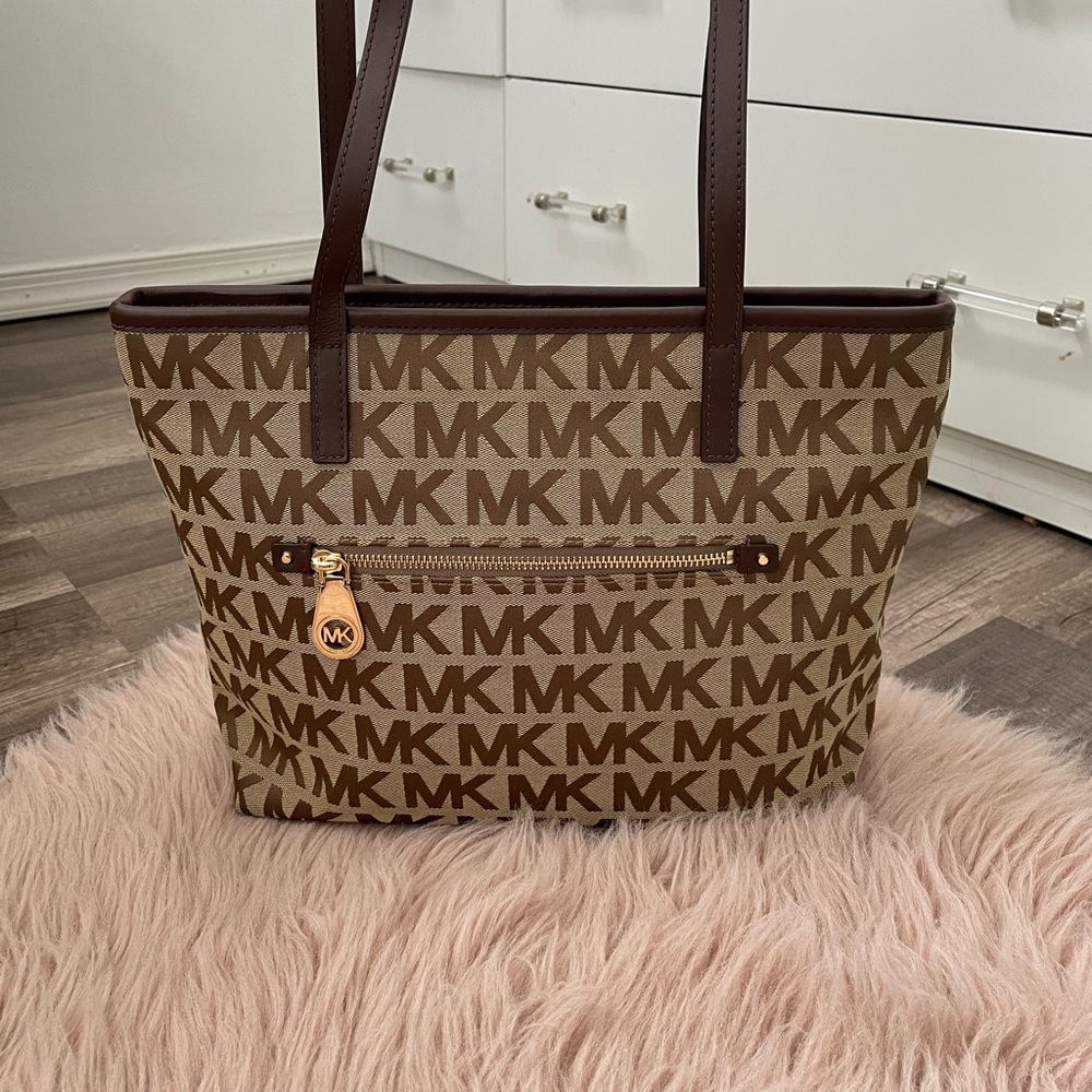Michael Kors monogram purse🌸